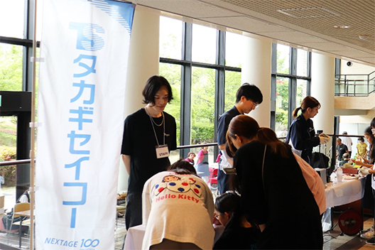射出成形体験ブースの様子